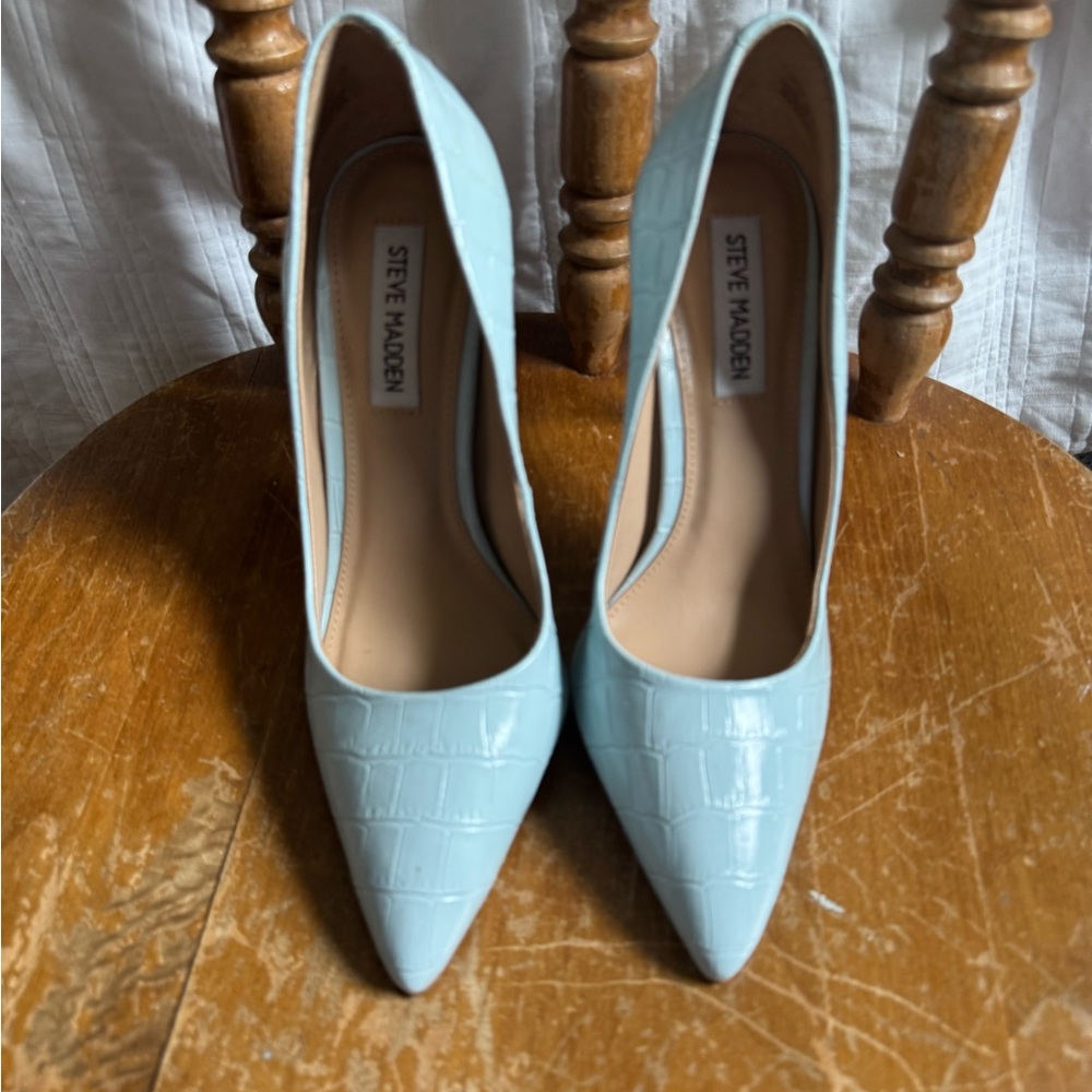 Steve Madden Light Blue Croc-Embossed Pumps